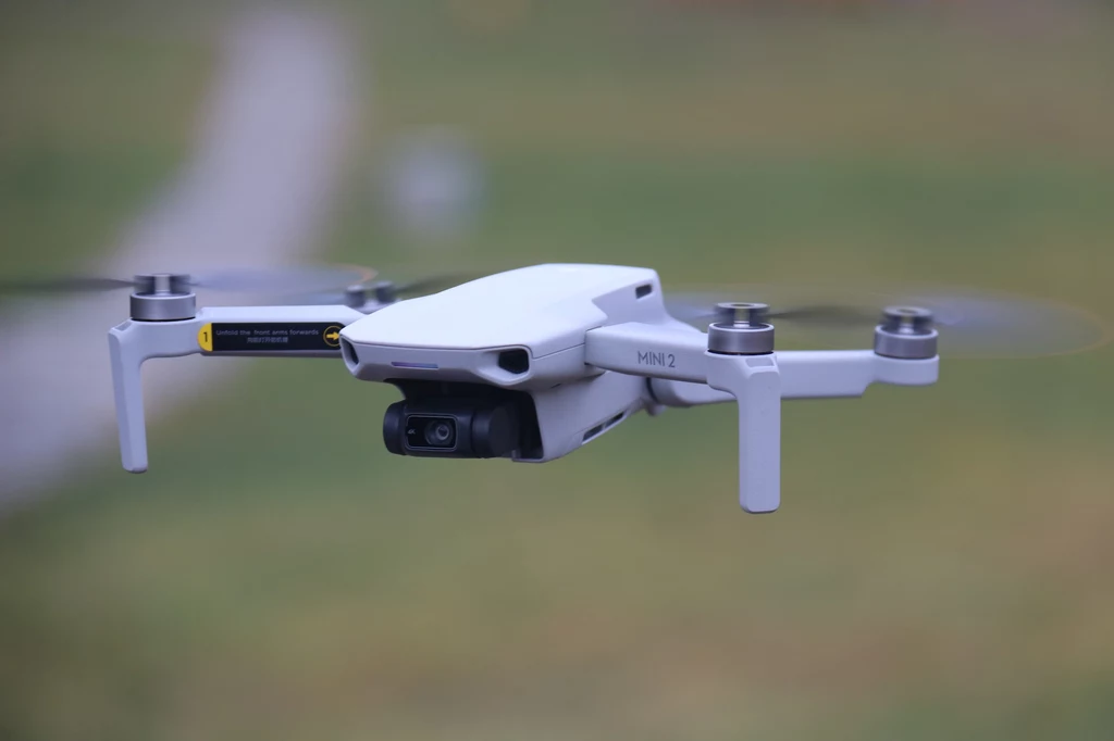 Dron DJI Mini 2 waży niecałe 250 gramów i może unieść dwa razy tyle