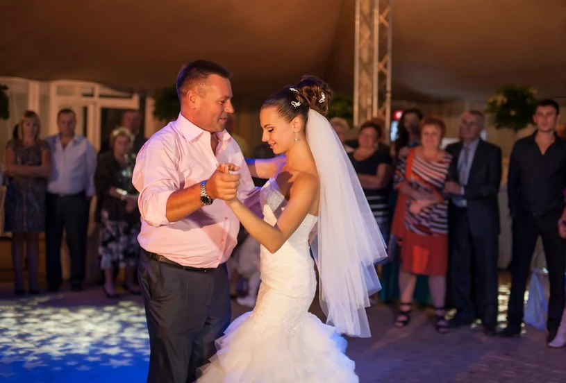 Kobieta może przyjąć nazwisko męża, mężczyzna żony lub mogą je połączyć i wspólnie mieć dwuczłonowe