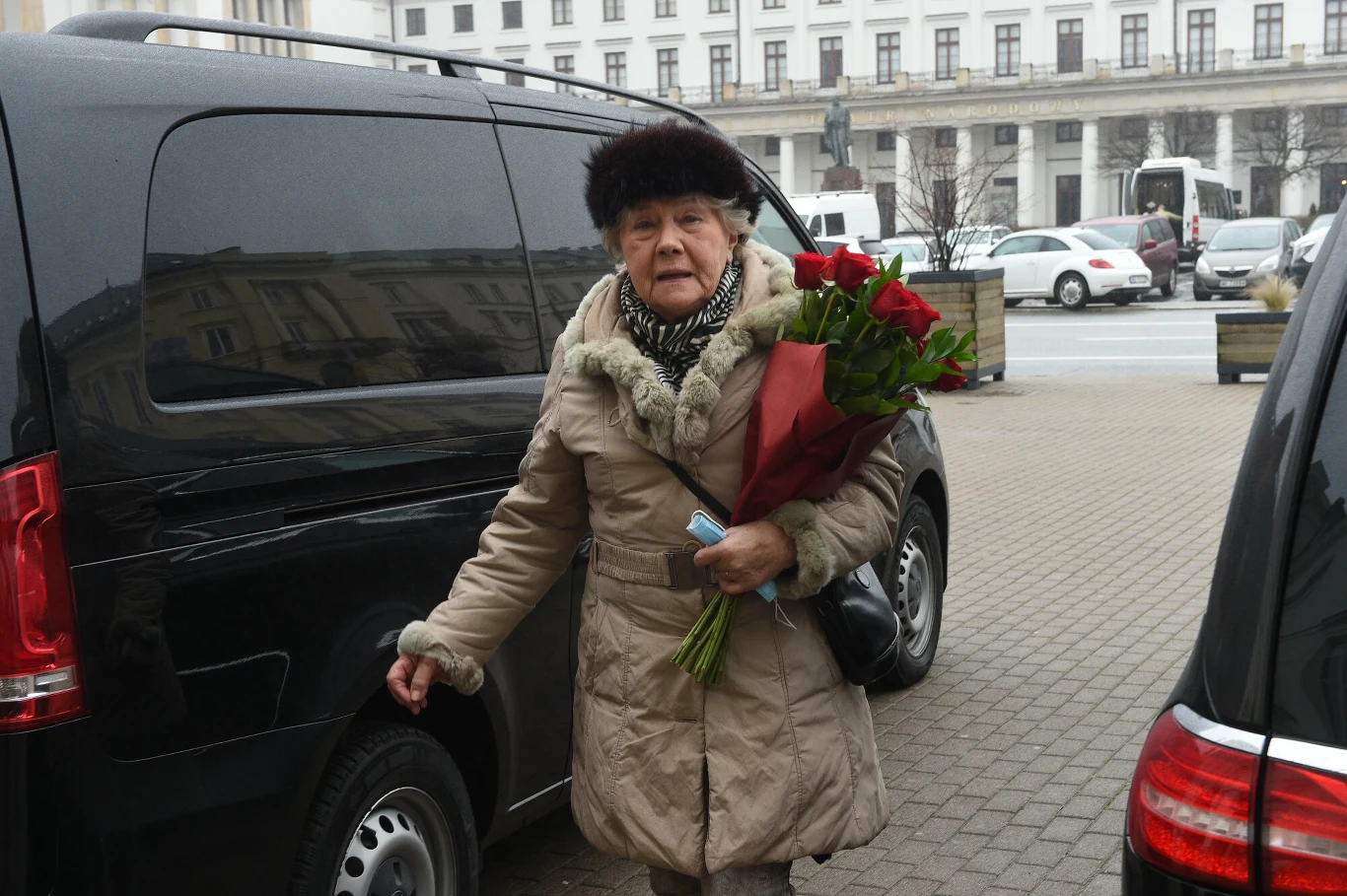 Teresa Lipowska na pogrzebie Barbary Krafftówny.