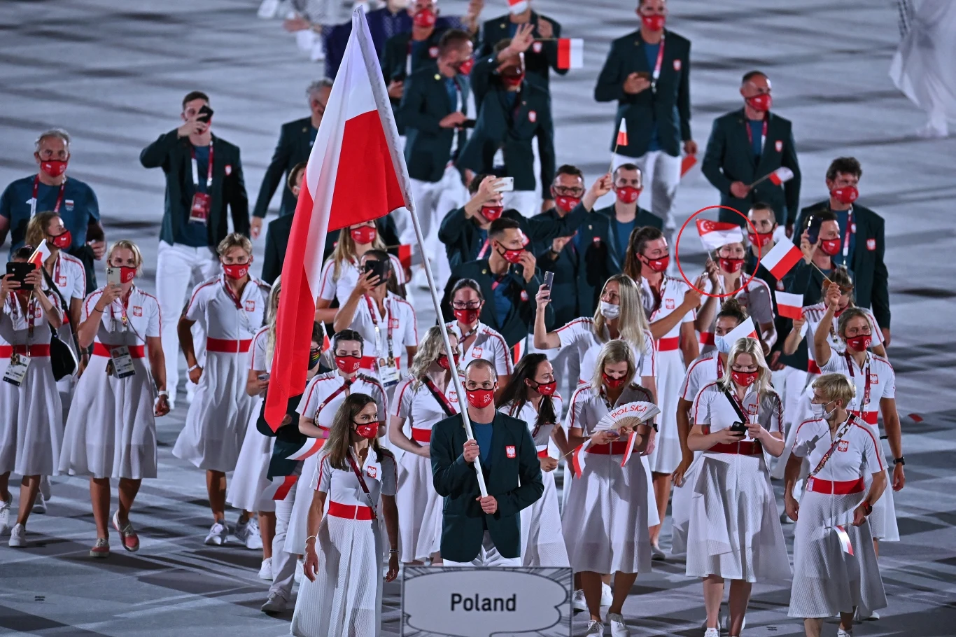 Ceremonia otwarcia letnich igrzysk w Tokio. Polska z flagą Singapuru.