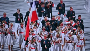 Ceremonia otwarcia letnich igrzysk w Tokio. Polska z flagą Singapuru. 