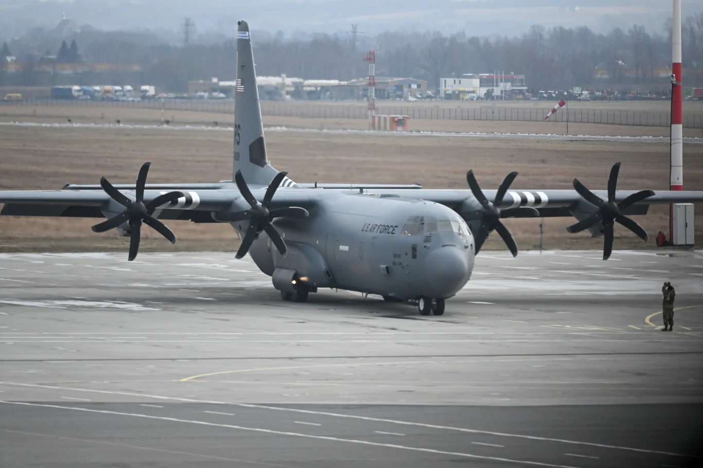 2 lutego Pentagon zapowiedział czasowe zwiększenie liczby wojsk USA w Europie w celu wzmocnienia wschodniej flanki NATO w związku z koncentracja rosyjskich wojsk przy granicy Ukrainy. 2 tys. żołnierzy zostanie wysłanych do Polski i Niemiec, z tego 1700 trafi do Polski. Około tysiąca zostanie przebazowanych z Niemiec do Rumunii. W USA w stan podwyższonej gotowosći do rozmieszczenia w Europie postawiono 8,5 tys. żołnierzy. Na zdjęciu: Samolot Hercules amerykańskich sił powietrznych ląduje na lotnisku w Jasionce