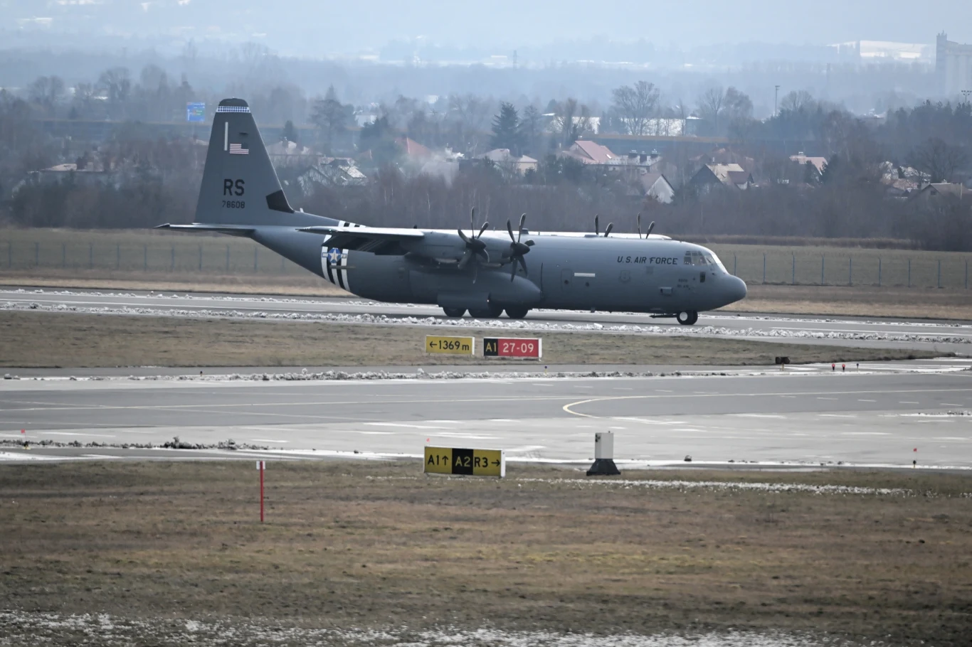 Samolot Hercules amerykańskich sił powietrznych ląduje na lotnisku w Jasionce