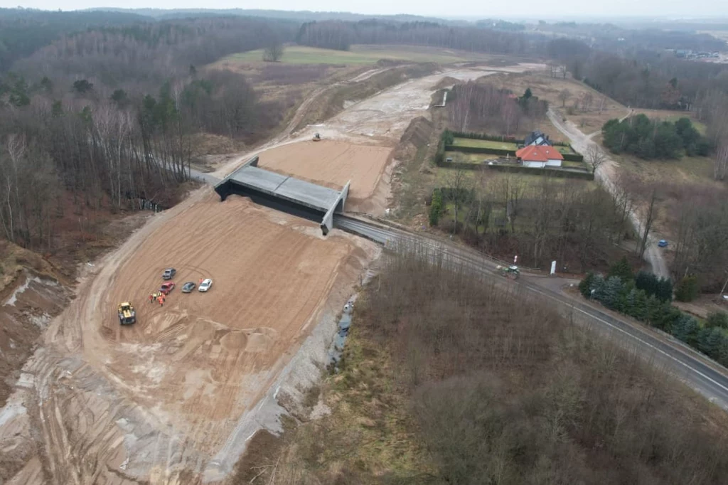 Podpisano umowę na budowę węzła Sianów Zachód w ciągu drogi ekspresowej S6. Zakończenie prac planowane jest w grudniu 2022