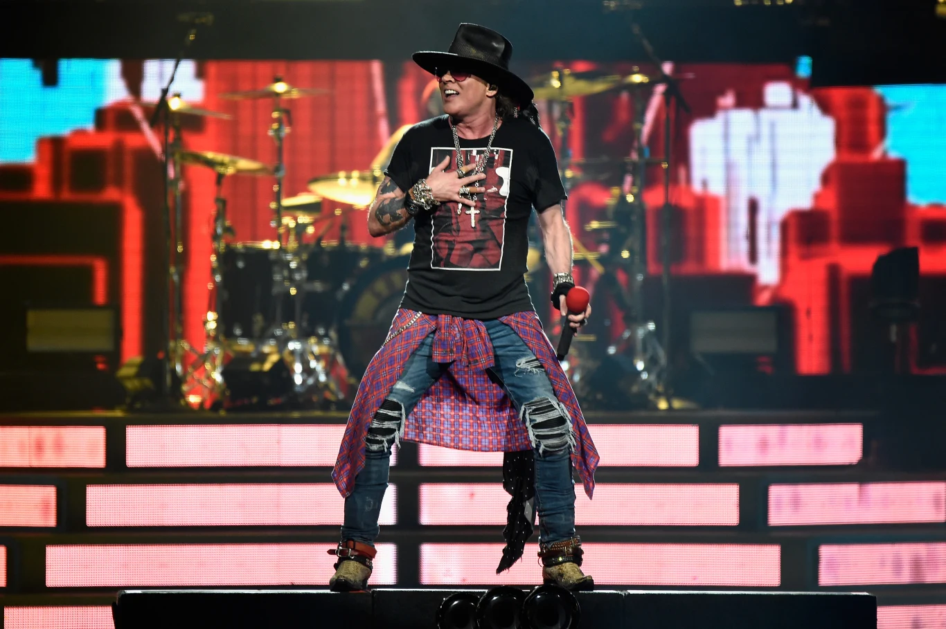 Lider GNR słynie również ze spóźniania się na koncerty, a z jego dziwnych wymagań na backstage’u wiele razy kpili internauci. Pewnego razu spóźnił się na występ, bo… oglądał "Wojownicze Żółwie Ninja: Tajemnica Szlamu". "Właściciel klubu był wściekły. Kiedy zapytał, dlaczego Axla jeszcze nie ma, otrzymał odpowiedź od jego menedżera, iż gwiazdor ogląda obecnie 'Wojownicze Żółwie Ninja', które pochłonęły go w całości i nie może sobie przeszkadzać" - relacjonował po latach sytuację lokalny dziennikarz.