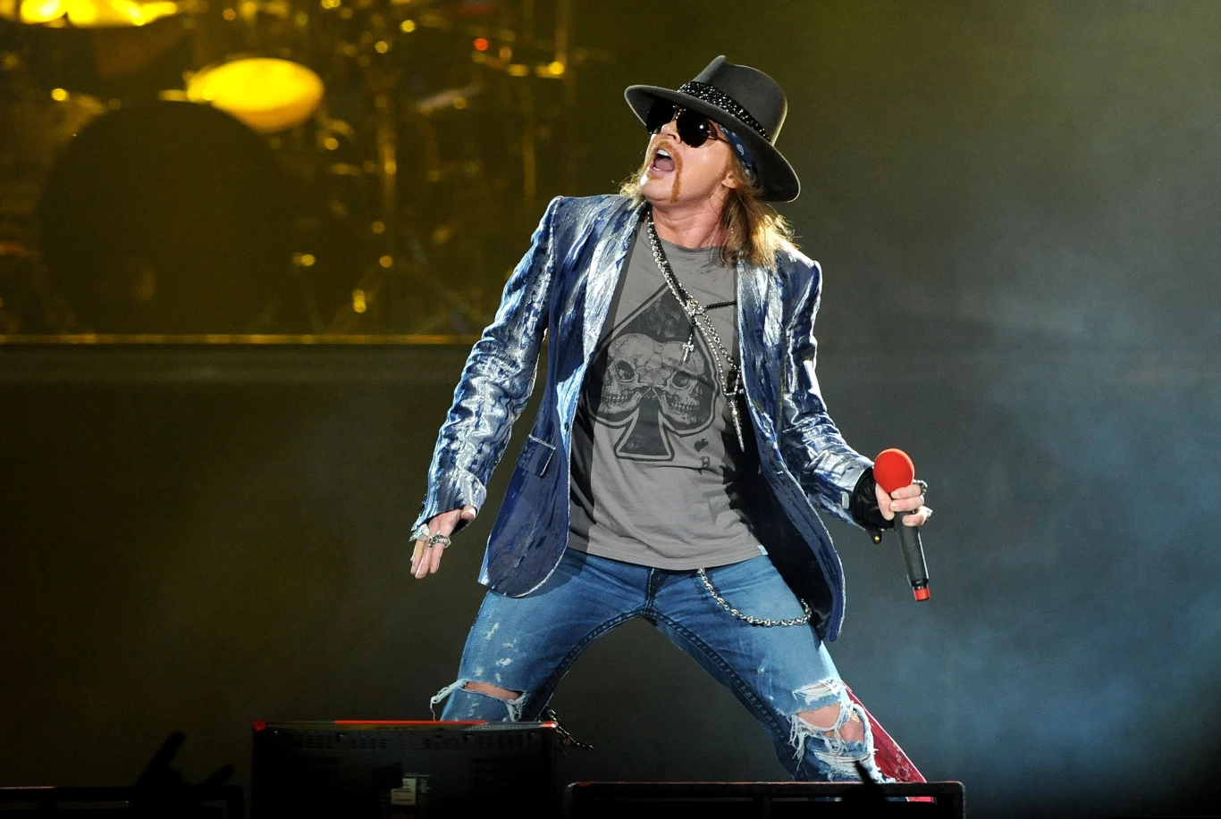 Początkowo Axl nie sprawiał problemów wychowawczych. Dopiero jako nastolatek popadł w problemy z prawem. Zrezygnował z edukacji, choć wcześniej był wzorowym uczniem. Jednocześnie stale próbował sił w muzyce, najpierw jako basista i klawiszowiec, później jako wokalista.