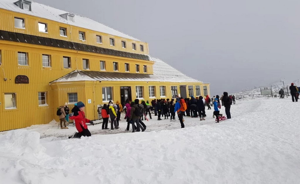 Śnieżka regularnie przyciąga tłumy turystów