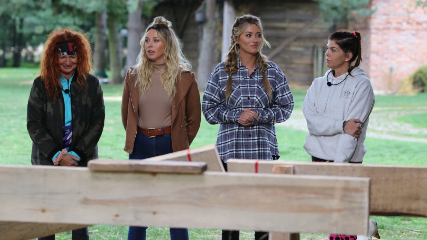 "Farma": Iza i Monika z prowadzącymi Marceliną Zawadzką i Iloną Krawczyńską "Farma": Iza i Monika z prowadzącymi Marceliną Zawadzką i Iloną Krawczyńską