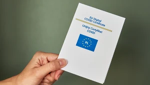 Kolejne kraje znoszą testy dla podróżnych