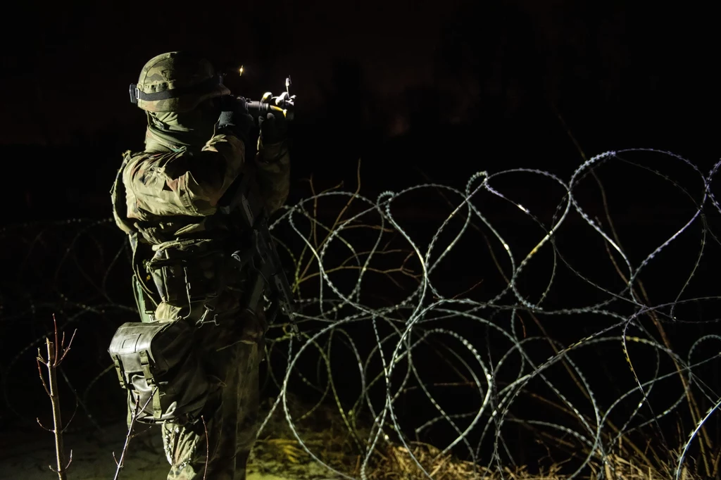 Patrol Wojsk Obrony Terytorialnej wzdłuż Bugu w okolicy wsi Kodeń (pow. bialski). Patrol Wojsk Obrony Terytorialnej wzdłuż Bugu w okolicy wsi Kodeń (pow. bialski).