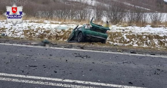 W wyniku wypadku na miejscu zginęły dwie osoby. Kolejne dwie przetransportowano do szpitala.