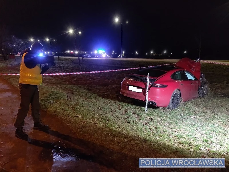 Policjanci z Wrocławia ustalili, że samochody poruszały się w kierunku centrum, a do wypadku doszło na wysokości ulicy Wilanowskiej. Policjanci z Wrocławia ustalili, że samochody poruszały się w kierunku centrum, a do wypadku doszło na wysokości ulicy Wilanowskiej.