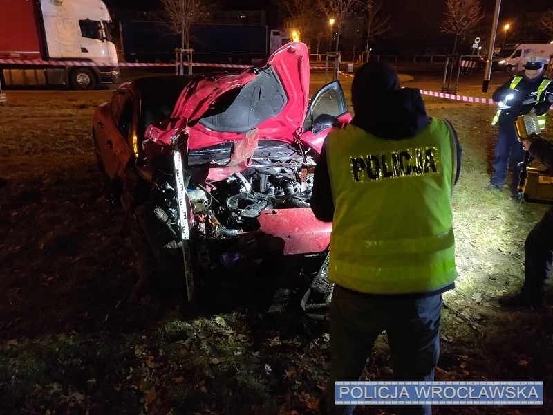 Funkcjonariusze wyjaśniają teraz dokładny przebieg i okoliczności tego wypadu, sprawdzają między innymi, czy pojazdem marki Porsche podróżowały inne osoby Funkcjonariusze wyjaśniają teraz dokładny przebieg i okoliczności tego wypadu, sprawdzają między innymi, czy pojazdem marki Porsche podróżowały inne osoby