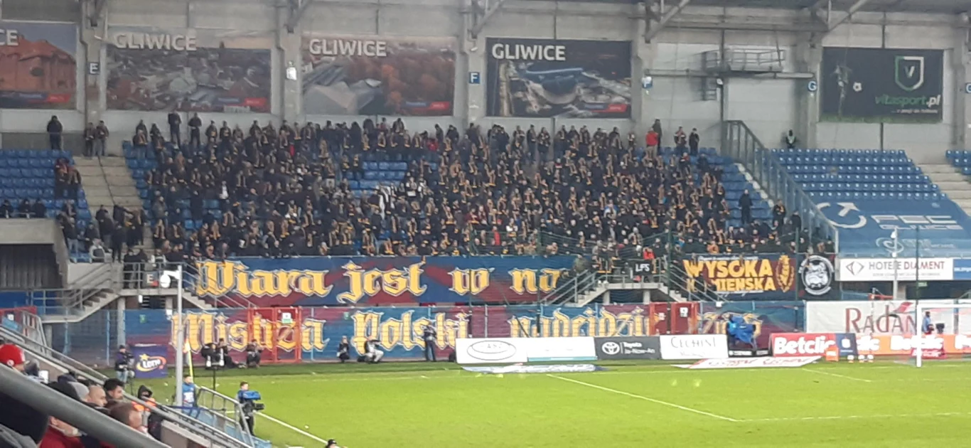 Kibice Pogoni Szczecin na meczu z Piastem w Gliwicach
