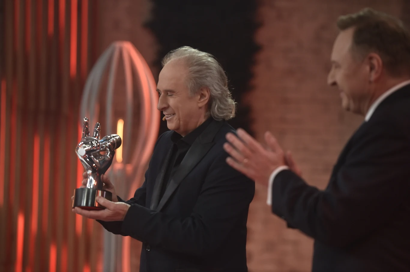 Krzysztof Prusik odbiera gratulacje od Jacka Kurskiego Krzysztof Prusik odbiera gratulacje od Jacka Kurskiego