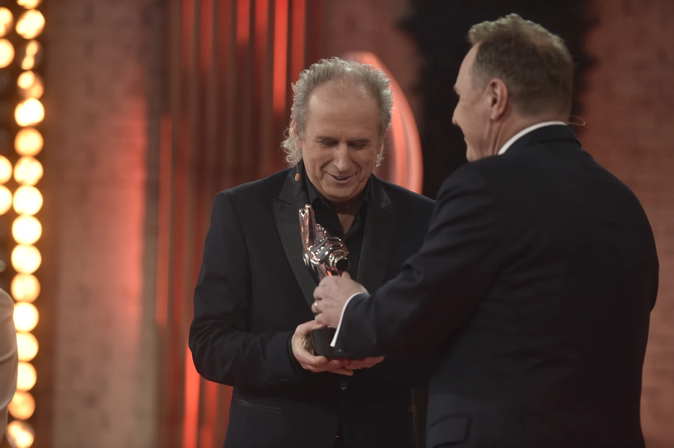 Krzysztof Prusik odbiera gratulacje od Jacka Kurskiego Krzysztof Prusik odbiera gratulacje od Jacka Kurskiego