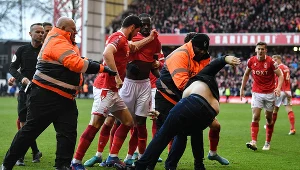 Agresywny kibic Leicester City spacyfikowany przez służby porządkowe 