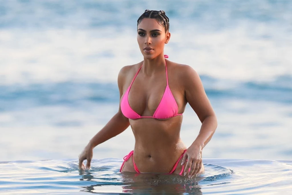 Kim Kardashian z dumą prezentuje się w bikini. Fanki na całym świecie szaleją na punkcie jej figury