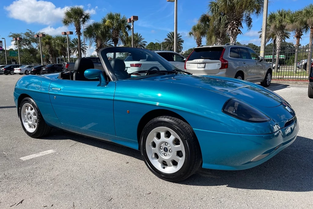 Pięknie utrzymany Fiat Barchetta z 1995 roku z przebiegiem 23 302 km sprzedaje jeden z dealerów Lotusa w USA