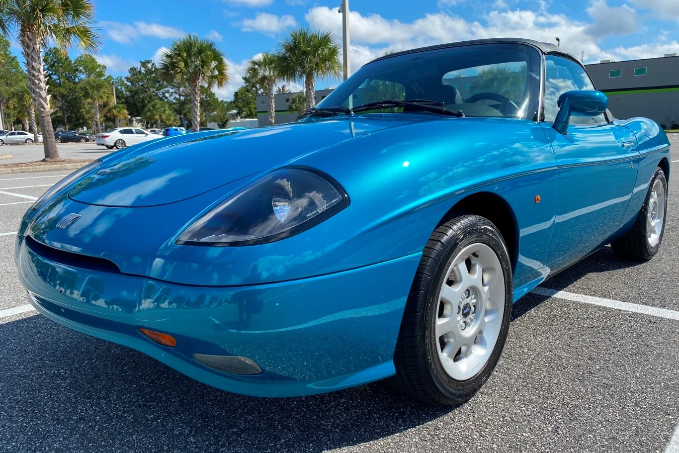 Pięknie utrzymana Barchetta wystawiona została przez Lotus of Jacksonville - dealera brytyjskich sportowych aut 