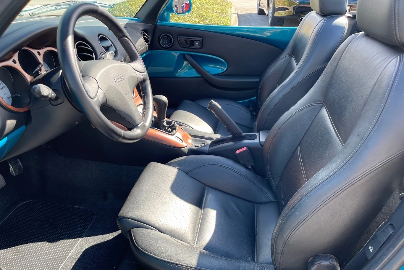 Dwuosobowe wnętrze wyposażone jest w skórzane obicie foteli. Wizualnie nie ma się do czego przyczepić!