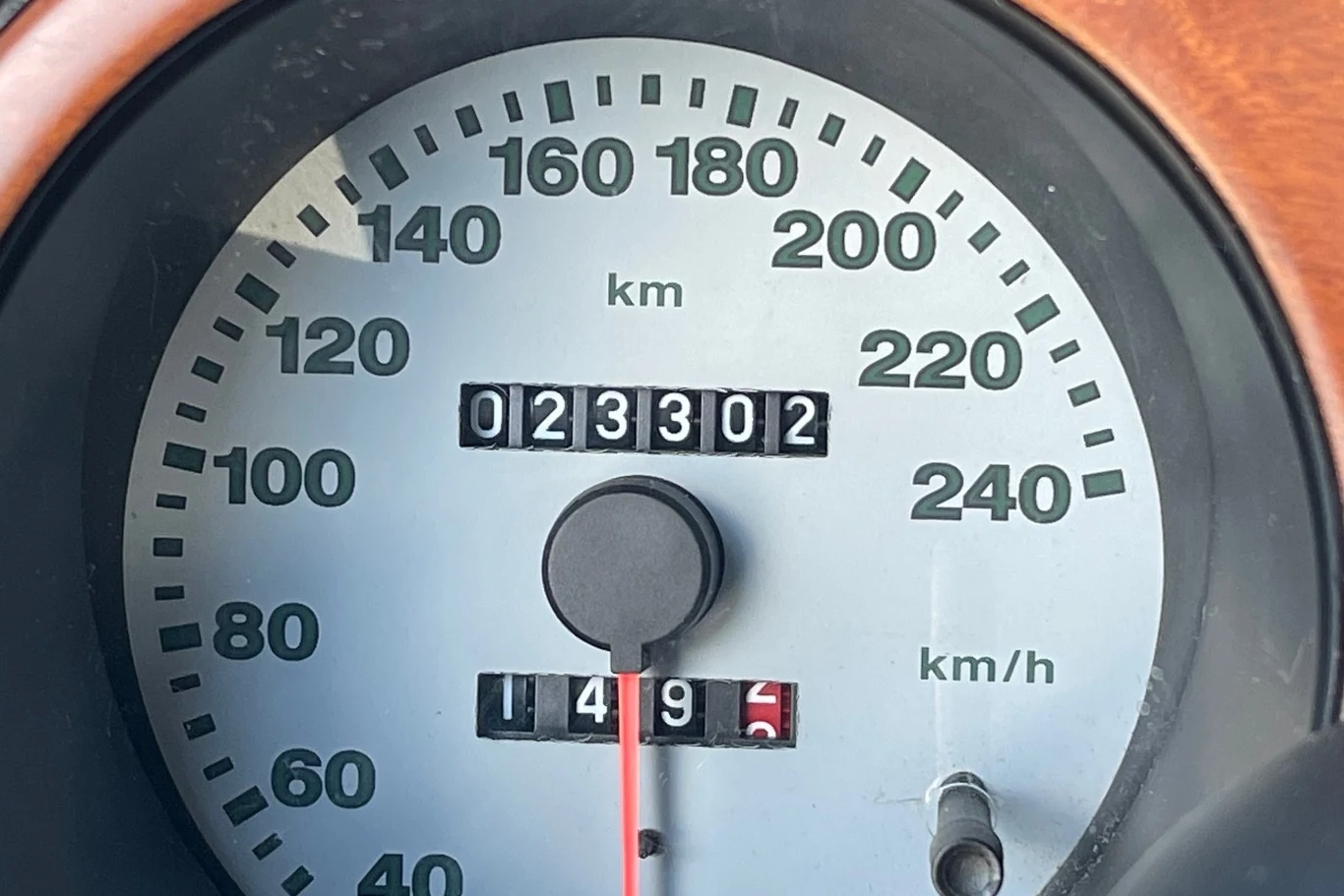 23 302 km przez 27 lat to symboliczny przebieg. Skalowanie licznika w kilometrach? Innego w tym modelu nie mogło być