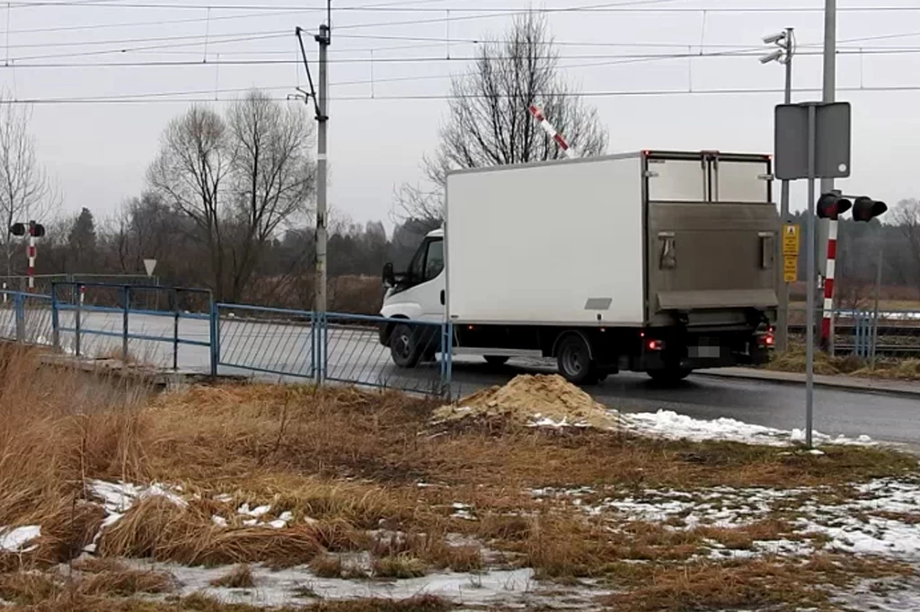 Na jednym z przejazdów w podkieleckiej gminie Piekoszów kierowca busa omal nie złamał zapory. Dostał 2100 zł mandatu