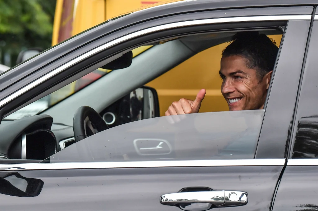 Cristiano Ronaldo w wozie Cristiano Ronaldo w wozie