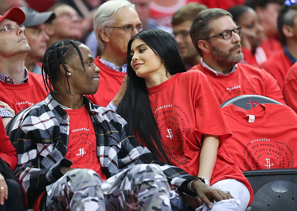 Kylie Jenner i Travis Scott podczas pamiętnego meczu