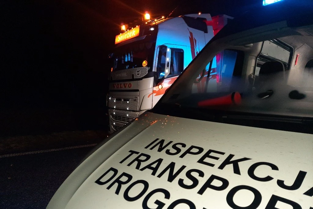 Kierowca zatrzymanego na obwodnicy Kłodzka 40-tonowego zestawu dostał 24 mandaty i stracił na 3 miesiące prawo jazdy Kierowca zatrzymanego na obwodnicy Kłodzka 40-tonowego zestawu dostał 24 mandaty i stracił na 3 miesiące prawo jazdy