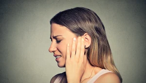 W zakażeniu COVID-19 może pojawić się ból ucha oraz szumy i dzwonienia w uszach