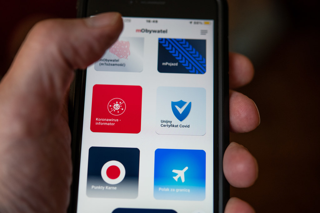 mObywatel to nie tylko mobilna wersja dowodu osobistego. Zobacz jak łatwo zainstalować aplikację i jakie daje możliwości
