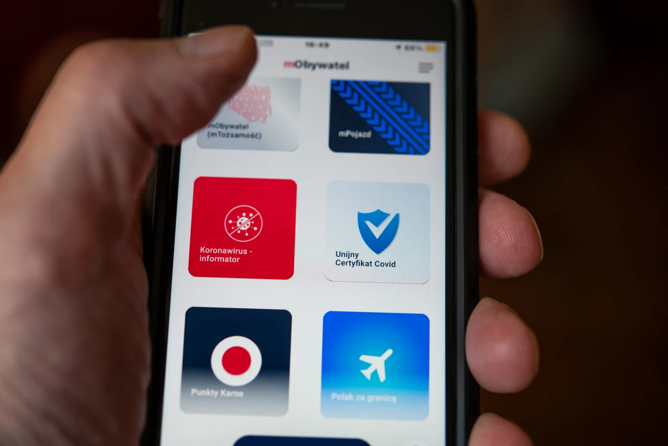 mObywatel to nie tylko mobilna wersja dowodu osobistego. Zobacz jak łatwo zainstalować aplikację i jakie daje możliwości mObywatel to nie tylko mobilna wersja dowodu osobistego. Zobacz jak łatwo zainstalować aplikację i jakie daje możliwości