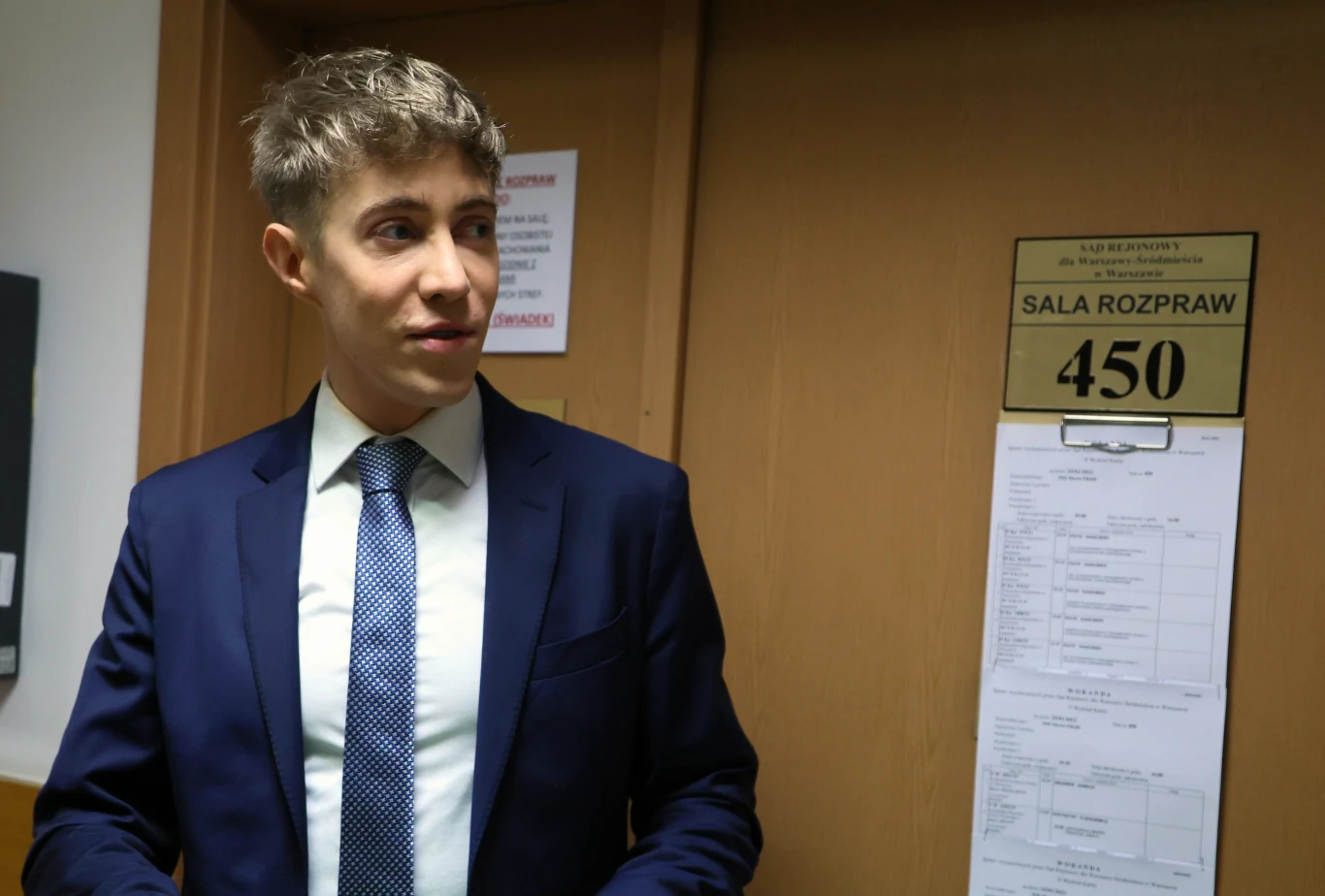 Piotr Kaszubski, "najmłodszy polski milioner" przed salą sądową