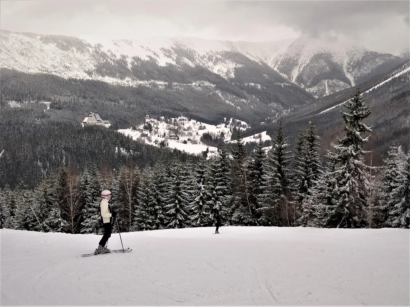 Kurort znajduje się w uroczej dolinie w górnym biegu Łaby Kurort znajduje się w uroczej dolinie w górnym biegu Łaby