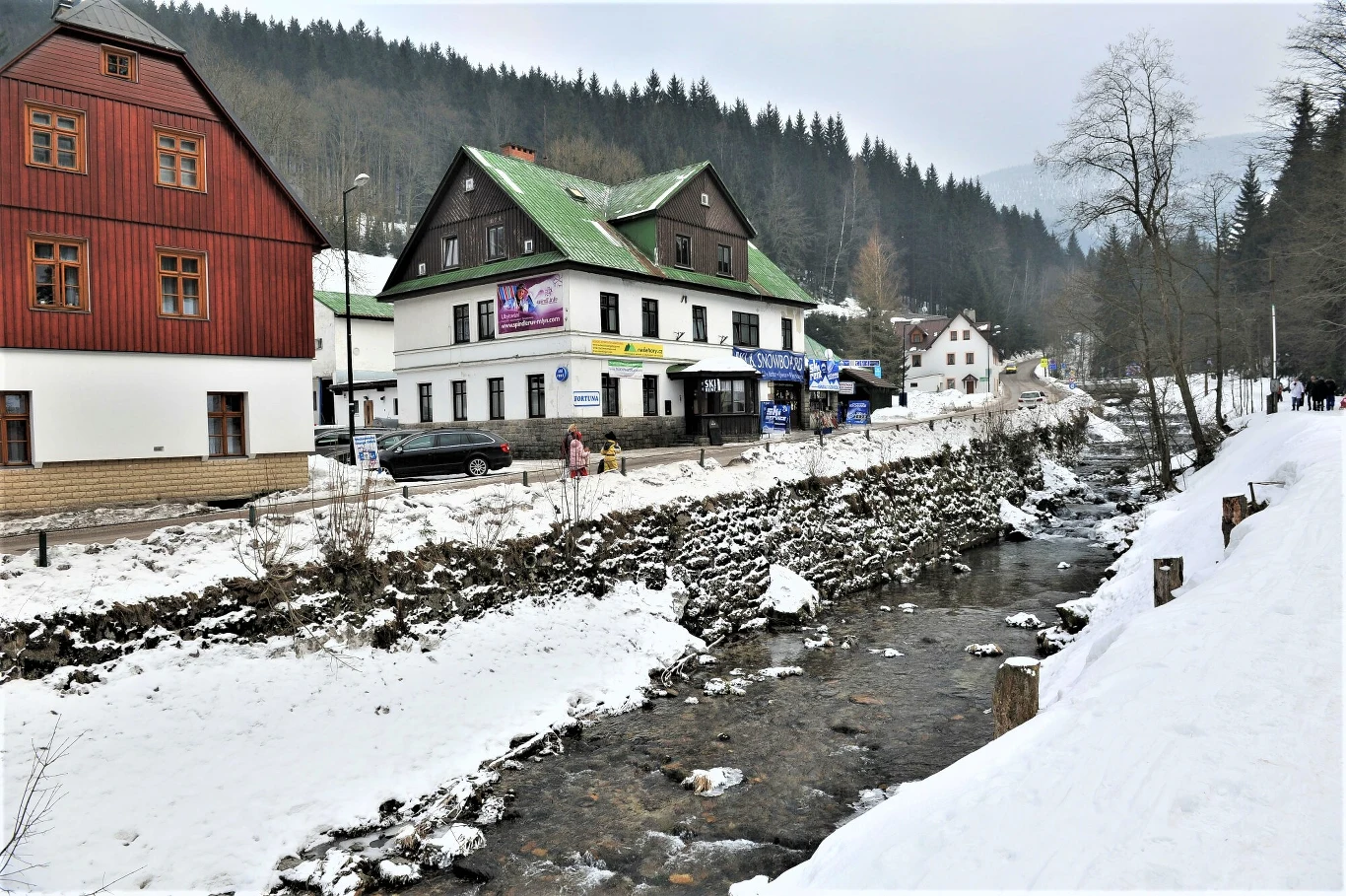 W większości architektura w Szpindlerowym Młynie jest drewniana i utrzymana w przytulnym klimacie małomiasteczkowym W większości architektura w Szpindlerowym Młynie jest drewniana i utrzymana w przytulnym klimacie małomiasteczkowym