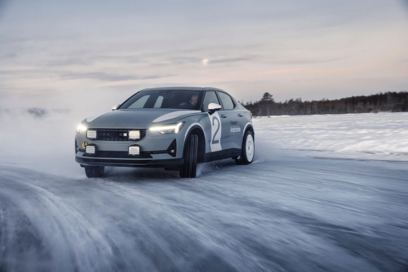 Wyczynowy Polestar 2 na kole podbiegunowym Wyczynowy Polestar 2 na kole podbiegunowym