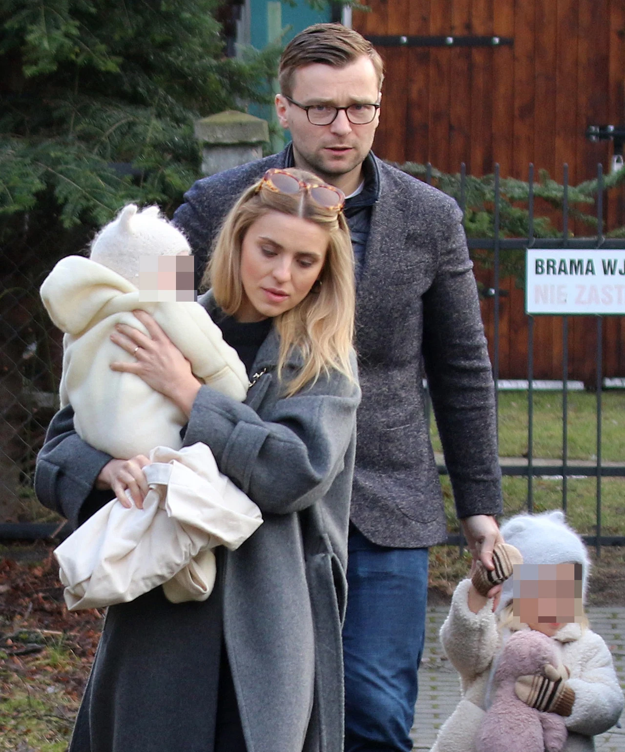 Kasia Tusk z mężem Staszkiem Cudnym, dziećmi i psem pod domem Donalda Tuska Kasia Tusk z mężem Staszkiem Cudnym, dziećmi i psem pod domem Donalda Tuska