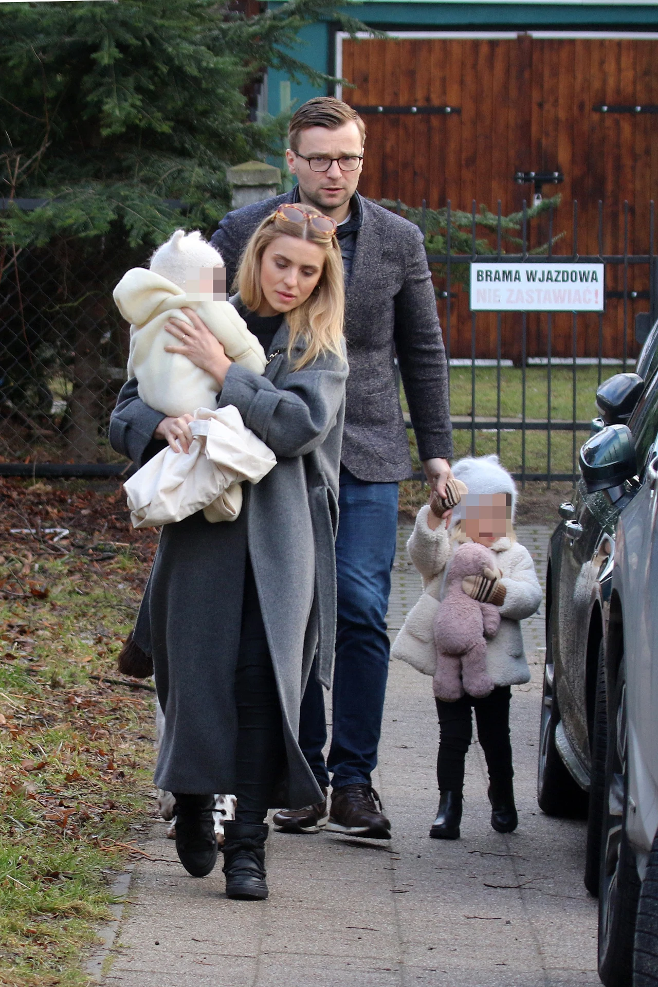 Kasia Tusk z mężem Staszkiem Cudnym, dziećmi i psem pod domem Donalda Tuska Kasia Tusk z mężem Staszkiem Cudnym, dziećmi i psem pod domem Donalda Tuska