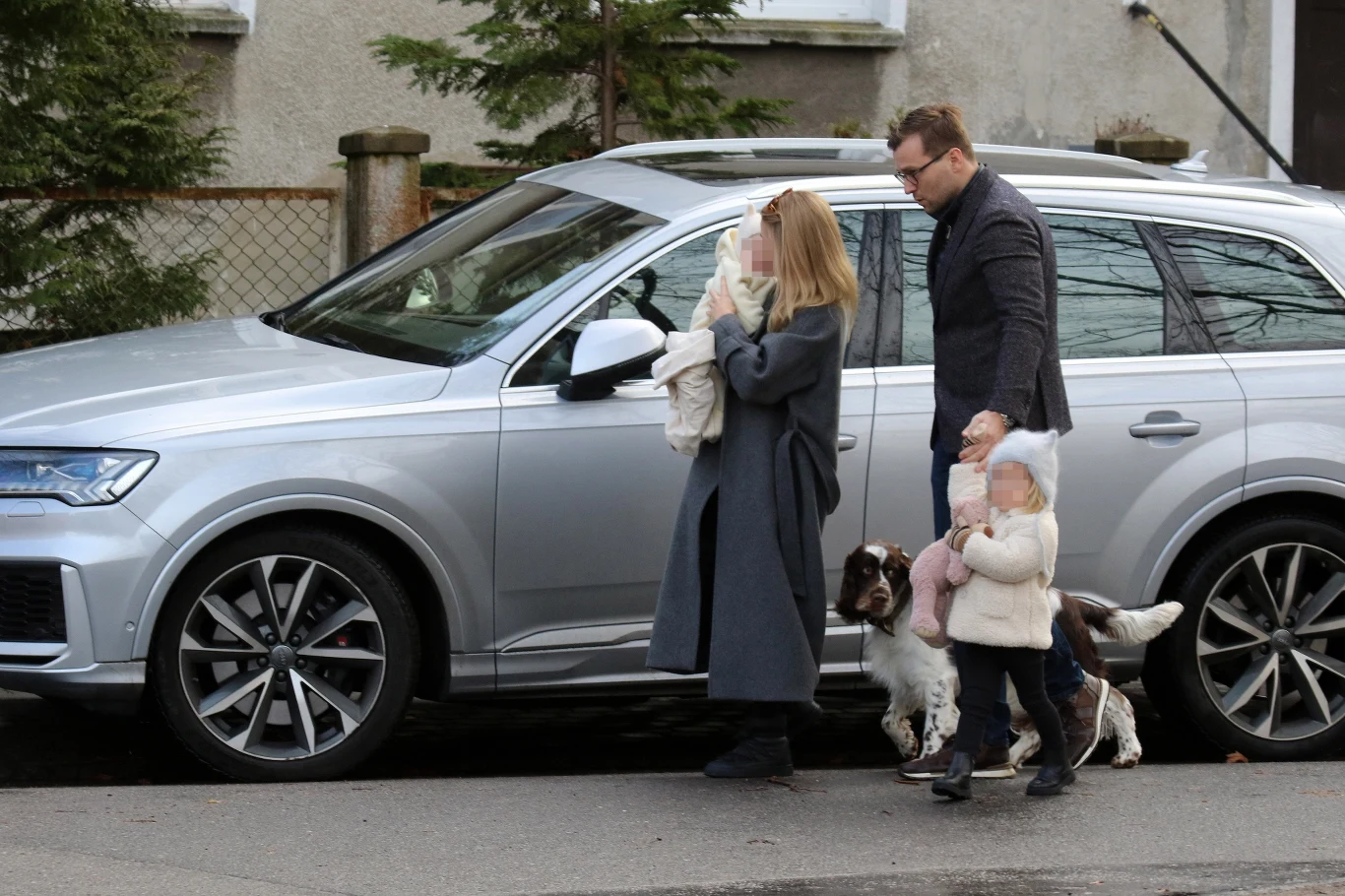 Kasia Tusk z mężem Staszkiem Cudnym, dziećmi i psem pod domem Donalda Tuska