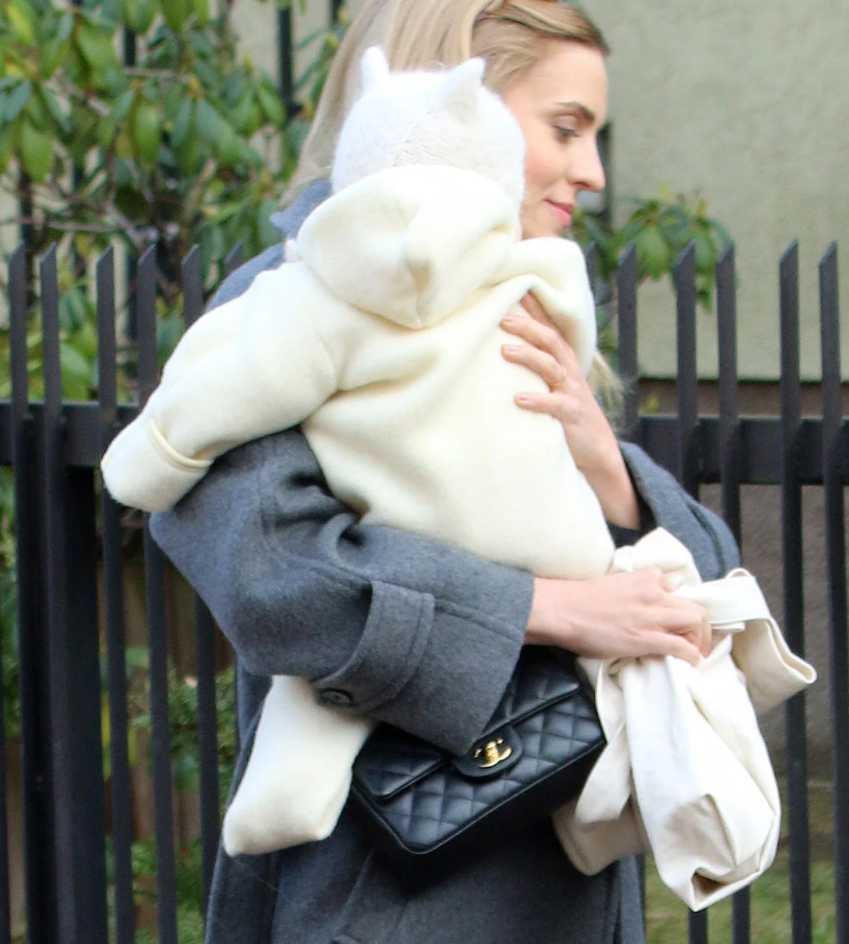 Kasia Tusk z córką i torebką Chanel pod domem ojca Kasia Tusk z córką i torebką Chanel pod domem ojca