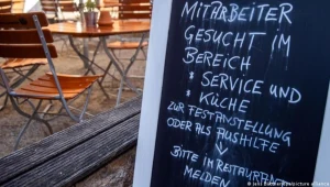 Szyld z ogłoszeniem o pracę przed restauracją w jednym z niemieckich miast