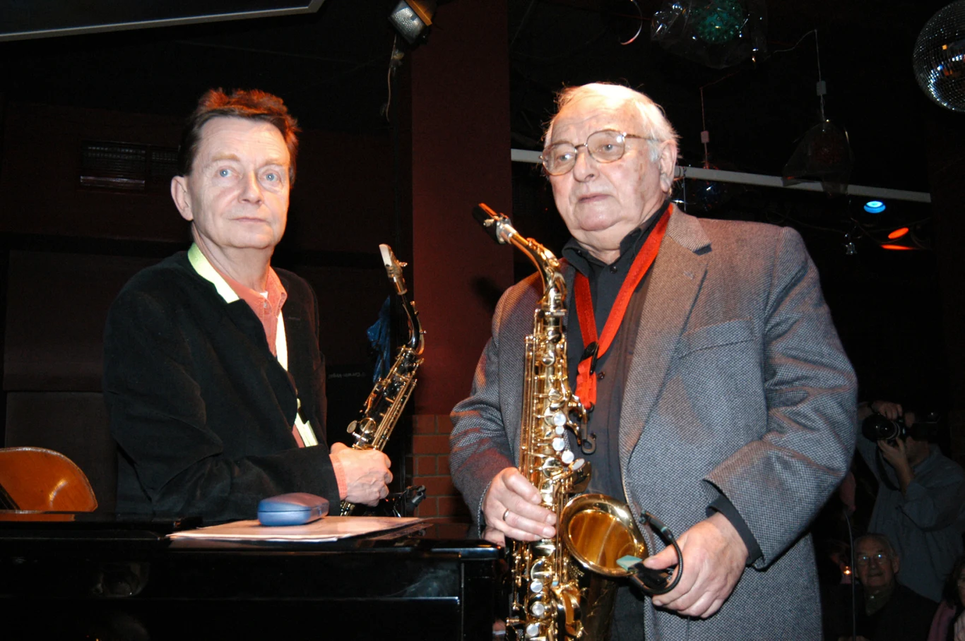 Wyjechał na pierwsze koncerty polskich muzyków do USA w 1962 roku. Jako pierwszy polski muzyk jazzowy nagrał płytę za granicą - była to "Lola", wydana przez Deccę w 1967 r. Na zdjęciu Zbigniew Namysłowski i Jerzy Duduś Matuszkiewicz.