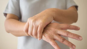 Paraliż lub drętwienie rąk lub nóg to jeden z bardziej charakterystycznych objawów przemijającego ataku niedokrwiennego, a także udaru