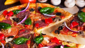 Międzynarodowy Dzień Pizzy najlepiej świętować, przygotowując własną pizzę w domu