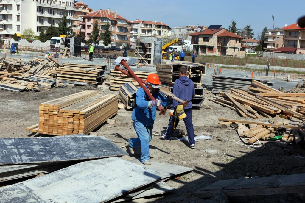 W projekcie ustawy nie znalazły się przepisy dotyczące wymogu zatrudniania obcokrajowców na podstawie umów o pracę. Zdjęcie ilustracyjne.
