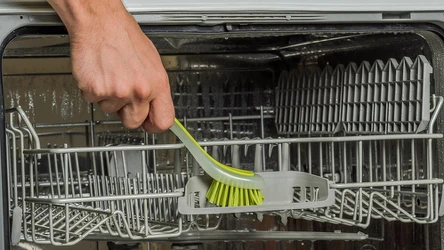 Jak często powinniśmy myć zmywarkę?