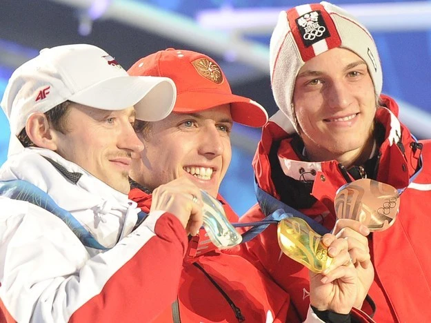 Skoki narciarskie. Adam Małysz, Simon Ammann, Gregor Schlierenzauer z medalami igrzysk Vancouver 2010