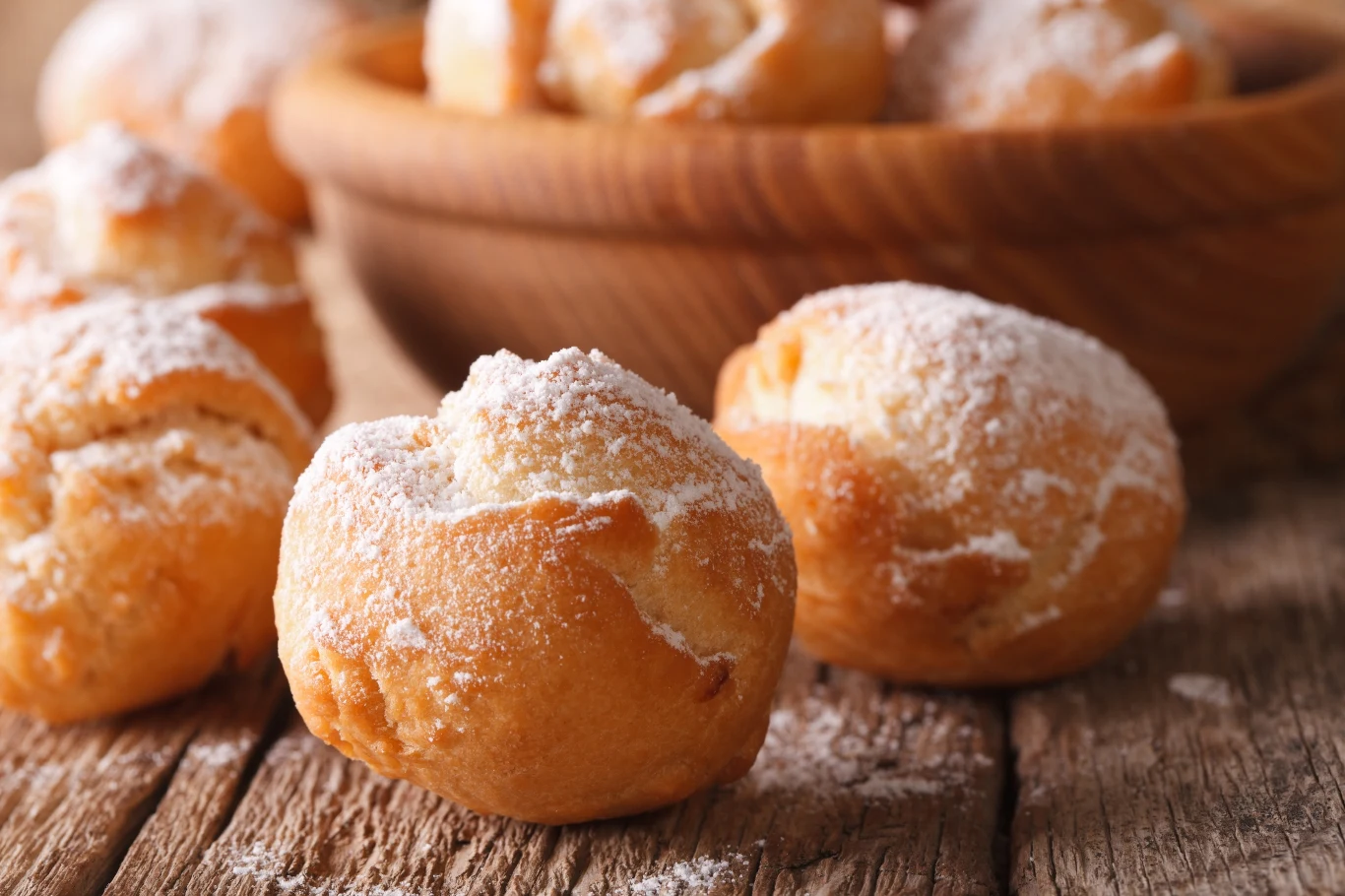 Włoskie pączki to puszysty wyrób z ciasta drożdżowego z dodatkiem … purée ziemniaczanego Włoskie pączki to puszysty wyrób z ciasta drożdżowego z dodatkiem … purée ziemniaczanego