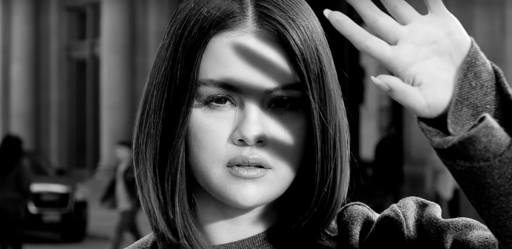 Selena Gomez w teledysku "Let Somebody Go"